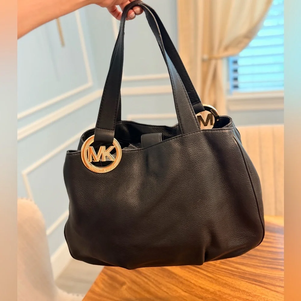 MICHAEL KORS NWOT FULTON Black Pebbled Leather Bag Gold Logo EUC NO CALLOUTS - Picture 7 of 17